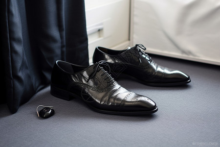 黑鞋子素材黑色地上放着一双黑鞋背景