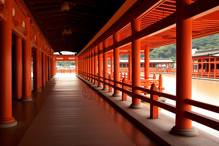 湖畔走廊上的朱红神社背景图片