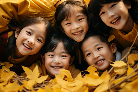 欢快的孩子在秋叶中追逐背景图片