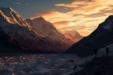 冰坡太阳初升的雪山背景