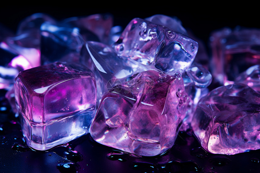 冰块上的紫色光影图片