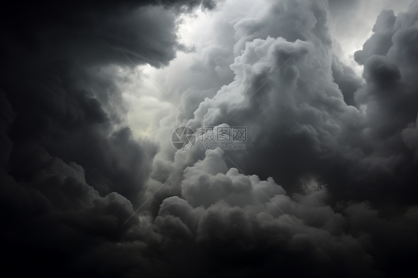 阴暗多云的天气景观图片