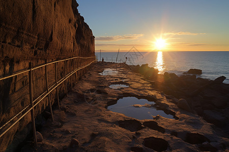 夕阳下的海边围栏图片