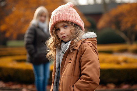 女孩忧郁秋季公园中忧郁的小女孩背景