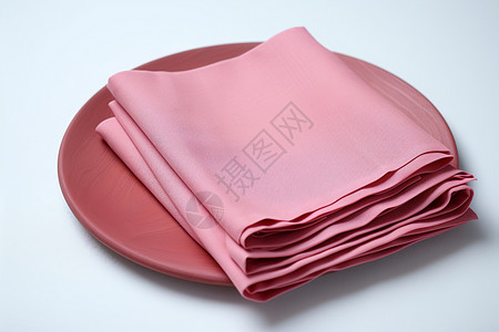 盘子中的粉色餐巾图片