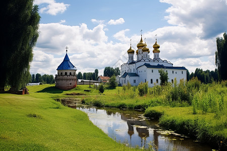 夏季草坪上的俄式教堂图片