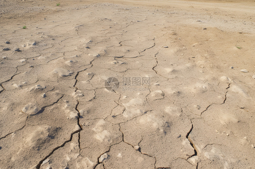 干旱地区开裂的土地图片