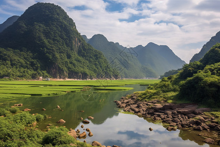 长满绿草的山和河流图片