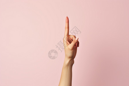 粉色背景下一手指指向空中高清图片