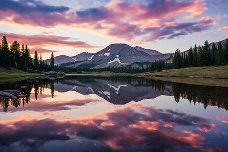 山间晚霞夕阳下的山间湖泊背景