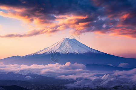 日出下壮观的富士山景观图片