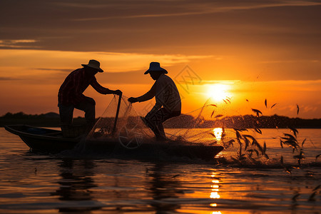 捕捞网渔船上劳作的渔夫背景