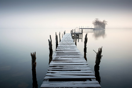 清晨湖上的木桥图片