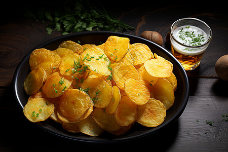 土豆薯片与一杯啤酒背景图片