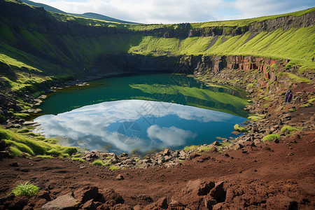 冰岛火山口与倒影图片