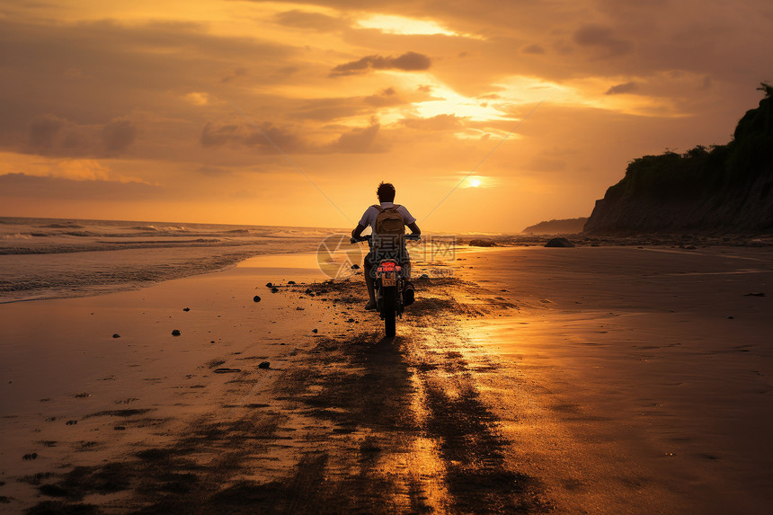 海滩上一个人骑摩托车图片
