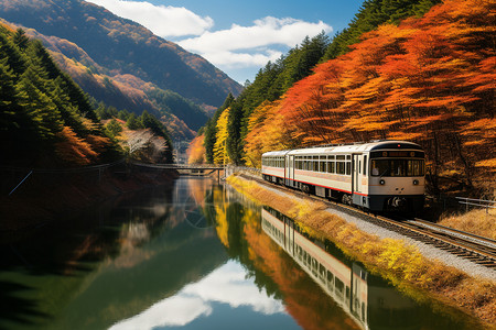 秋日山脉的火车图片