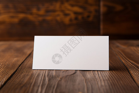 室内木桌上的白色卡片背景图片
