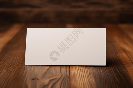 木桌上的白色卡片背景图片