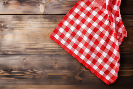 木桌上的红色格子餐布背景图片