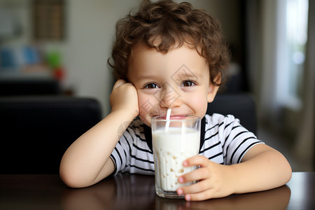 饮用健康牛奶的小男孩图片