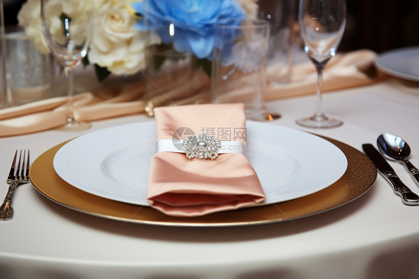 浪漫的晚宴餐桌布置图片