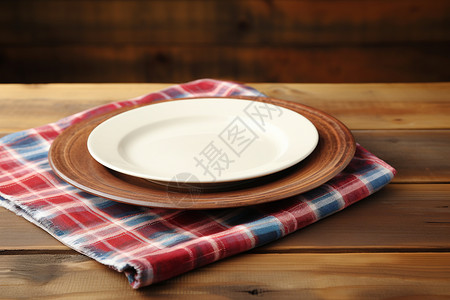 方形餐布上的陶瓷盘子图片
