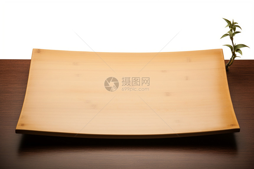 木桌上的竹质餐盘图片
