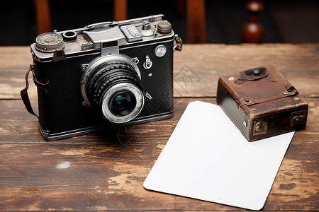 木桌上的老式胶卷相机背景图片