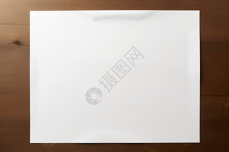木桌上的纯白色纸张背景图片