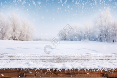 坍落冬季落满积雪的木桌设计图片