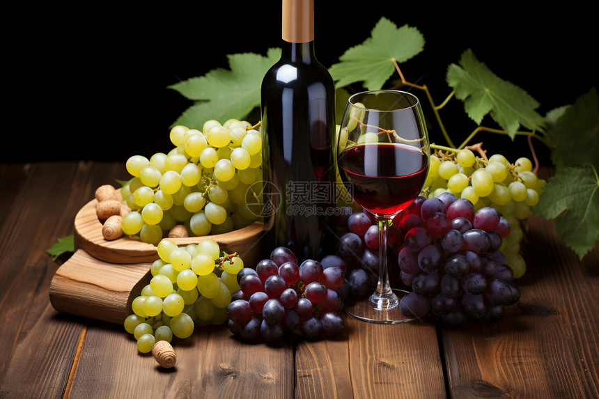 桌面上的葡萄和葡萄酒图片