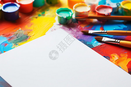 桌子上的颜料画笔背景图片