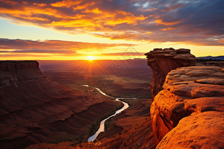 日落下的峡谷河道图片