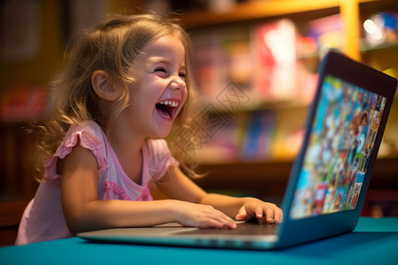 电脑前开心的小女孩图片