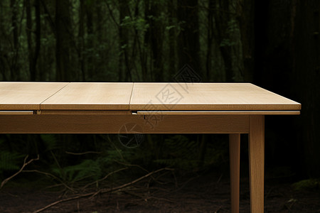森林中的木制餐桌图片