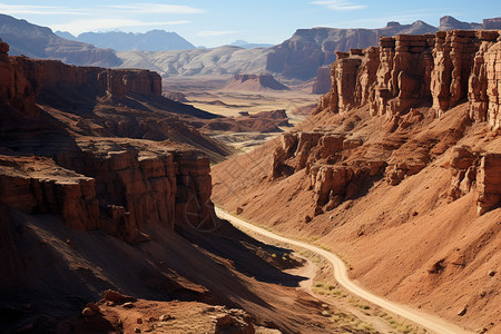 砂石地区沙漠中的山路背景
