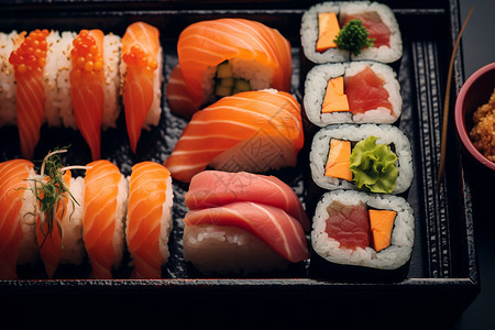 丰富的日式寿司餐盒图片