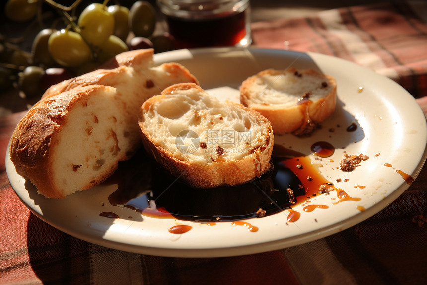 餐桌上的面包蘸酱图片