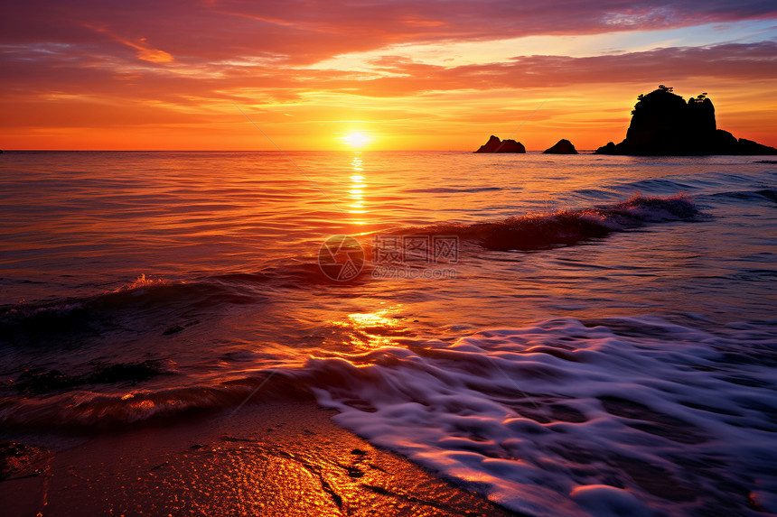 夏季日落时海滩的美丽景观图片