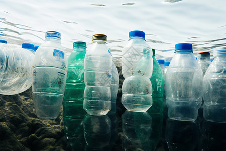 海边的塑料瓶垃圾高清图片