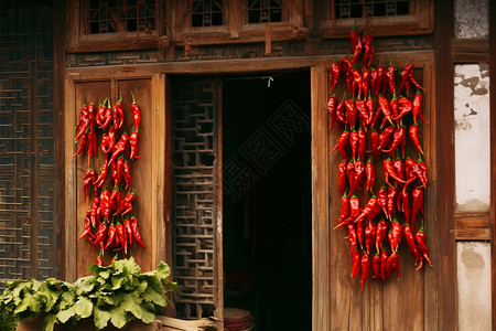 木门上悬挂的辣椒图片