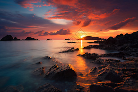 黄昏岩滩上交叉的夕阳照片图片