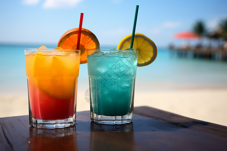 海滩上的两杯饮品图片