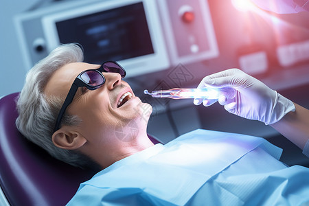 医生用紫外线进行口腔治疗图片