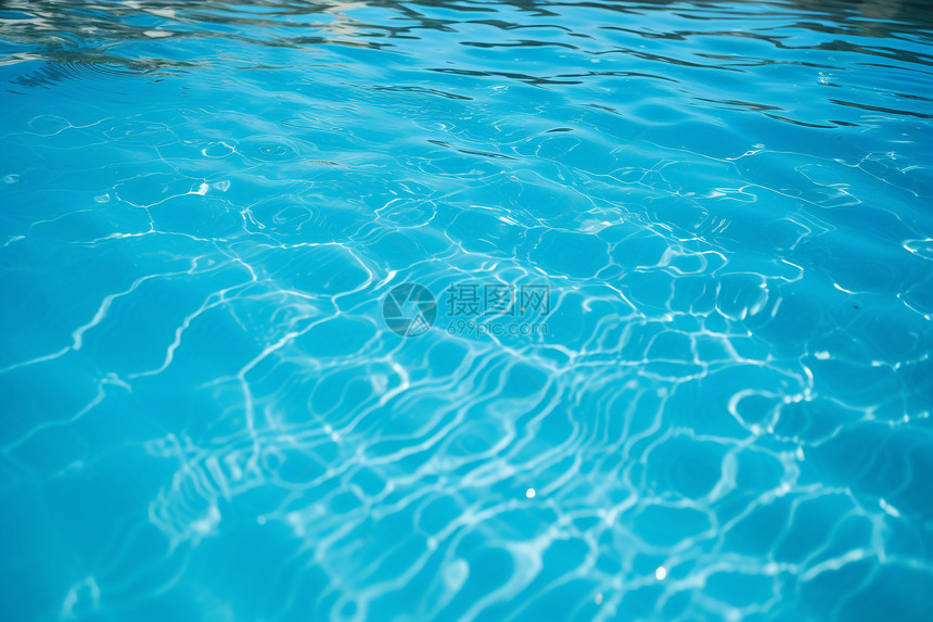 清澈泳池的层层涟漪图片
