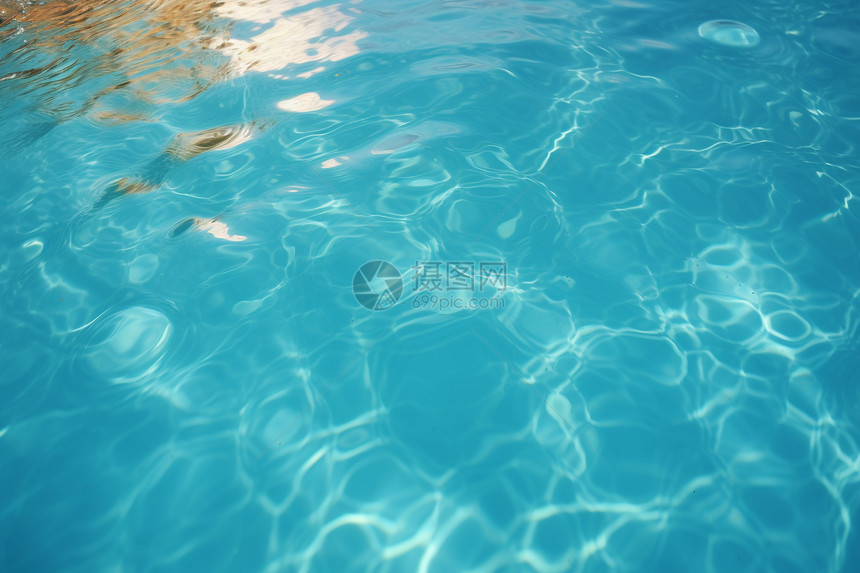 清澈的游泳池图片