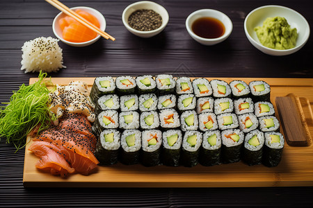 美味的寿司摆在木质砧板上高清图片