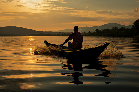 夕阳余晖下的渔民图片