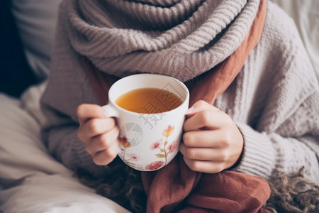 寒冷室内戴围巾的女士捧着一杯茶背景
